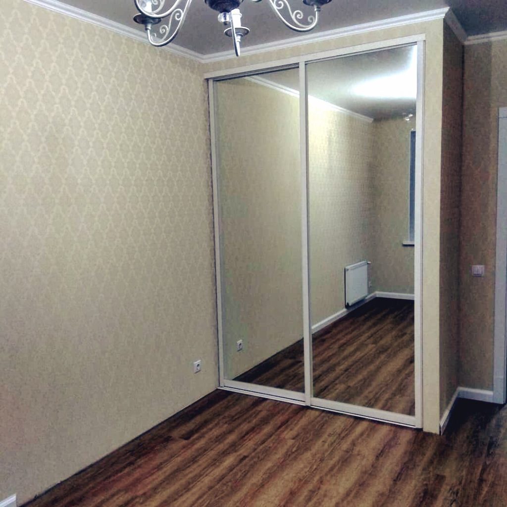 Шкаф-купе зеркальный в спальную комнату