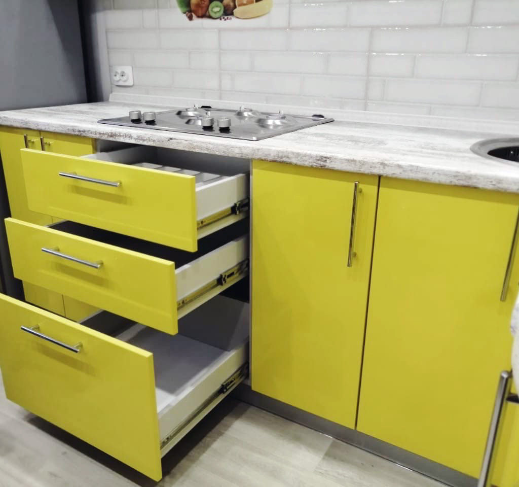 Кухонный гарнитур в желтых тонах